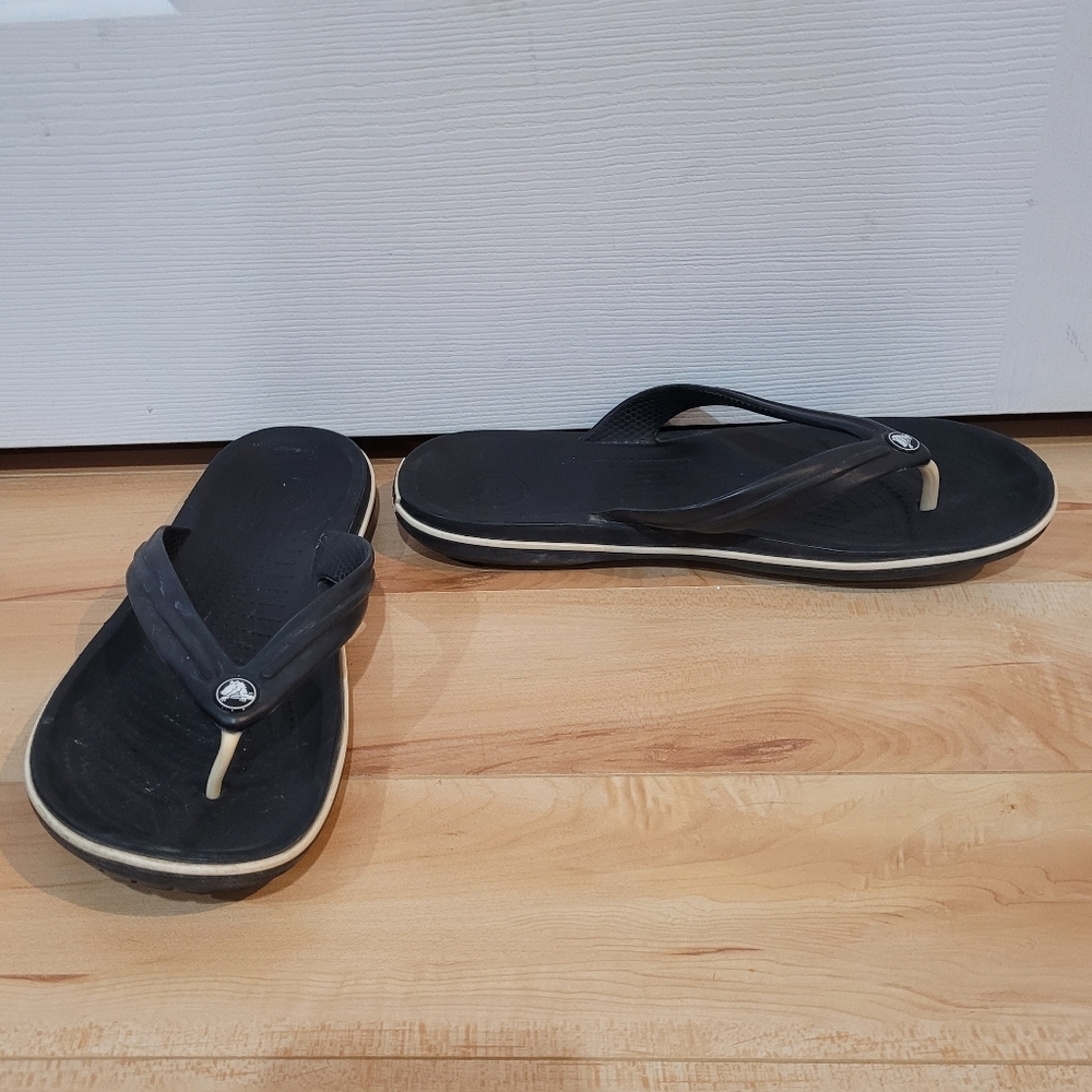 Crocs Men's Size 9 Black Flip Flops